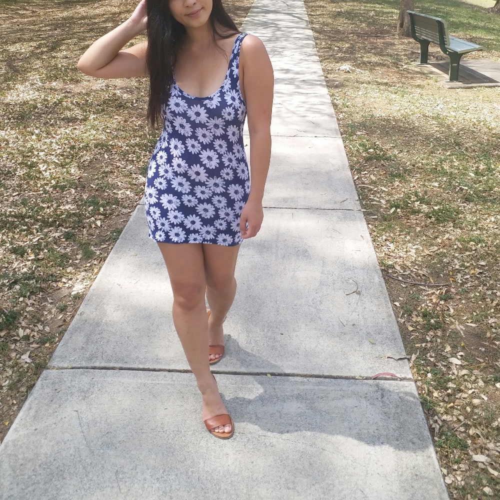 SUPER SOFT White Daisy Blue Body-con Dress
